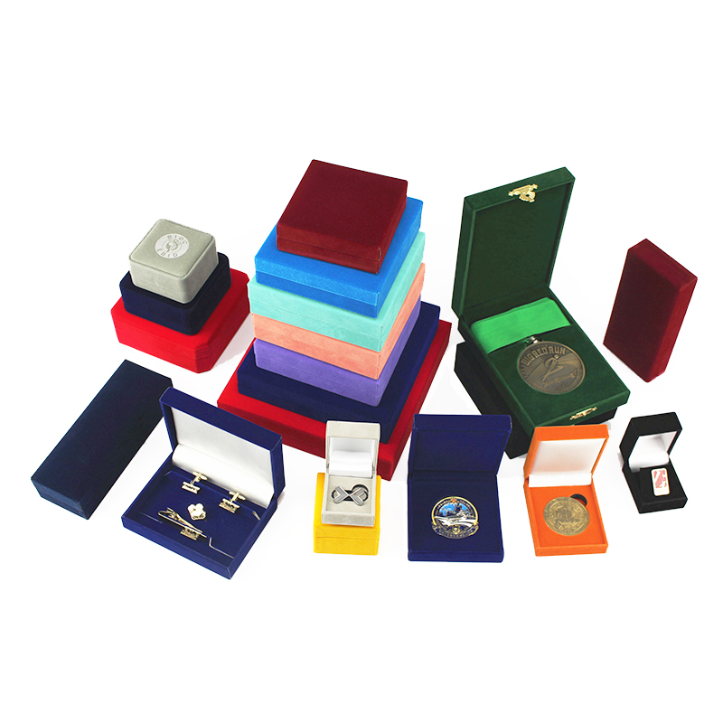 Jalokivirasia, metallikotelo, medaljonki, lahjarasia, lahjalaatikko.