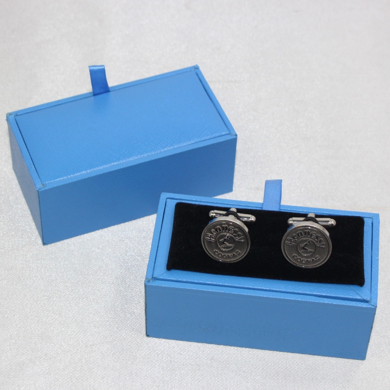 Tavara V-20 suorakaide PU nahkalaatikko 60mm solmion kalvosinnapit jne. mm.85*45*36, paino noin 55g